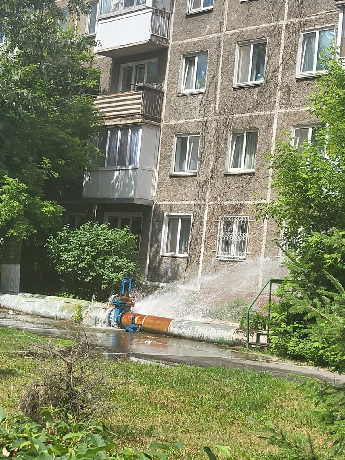 Стихийный фонтан образовался в Петропавловске
