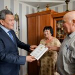 Специальные экземпляры новой Конституции вручили жителям СКО