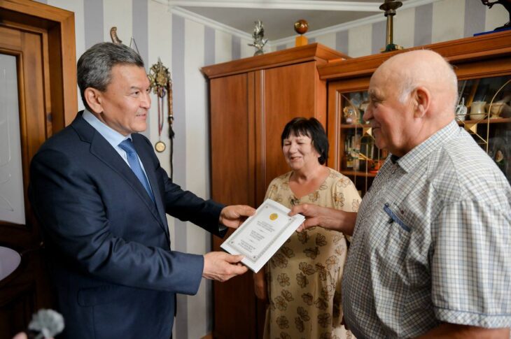 Специальные экземпляры новой Конституции вручили жителям СКО