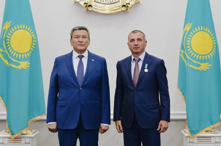 Юбилейные медали к 30-летию Парламента вручили жителям СКО