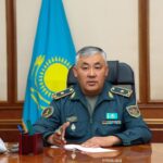 Министр обороны Республики Казахстан генерал-майор Айдос Мырзахметов провел первое рабочее совещание с руководящим составом Министерства обороны, на котором определил ключевые задачи по дальнейшему развитию и реформированию Вооруженных Сил. В центре внимания – реализация поручений Главы государства – Верховного Главнокомандующего Вооруженными Силами по комплексной перезагрузке армии с учетом современных угроз, опыта вооруженных конфликтов, стремительного развития военных технологий и обеспечение безопасности воинской службы. Основной акцент будет сделан на повышении реальной боевой готовности войск, совершенствовании системы управления, повышении качества боевой подготовки и развитии вооружения и военной техники. Важной составляющей преобразований определено укрепление морального и боевого духа военнослужащих. Командирам поставлены задачи по формированию здорового морально-психологического климата в воинских коллективах, повышению качества воспитательной работы, улучшению условий службы и быта личного состава. Особое внимание должно уделяться обеспечению безопасности воинской службы, предупреждению и жесткому пресечению неуставных взаимоотношений. Министр подчеркнул необходимость пересмотра подходов к подготовке военнослужащих. Обучение должно максимально соответствовать современным условиям ведения боевых действий, основываться на практическом опыте, анализе современных конфликтов и учитывать новые способы применения беспилотных систем, средств радиоэлектронной борьбы, разведки, связи и других технологий. Особое внимание уделено подготовке подразделений к выполнению задач по предназначению. Командирам поручено обеспечить высокий уровень выучки личного состава, слаженность подразделений и постоянную готовность к действиям в различных условиях. Отдельным направлением реформирования станет совершенствование системы управления войсками. Предусматривается дальнейшая цифровизация процессов, сокращение избыточных административных процедур, отчетности и совещаний, не имеющих практической ценности. Высвобождаемые ресурсы должны направляться непосредственно на повышение боеспособности войск. Продолжится работа по совершенствованию материально-технического обеспечения армии. При этом закупки и распределение ресурсов должны осуществляться исходя из реальных потребностей войск и приоритетов боевой подготовки. Министр поручил обеспечить рациональное и эффективное использование бюджетных средств, исключить неэффективные расходы и повысить прозрачность принимаемых решений. - Армия должна развиваться не ради отчетных показателей и показных мероприятий. Каждый процесс, каждое решение и каждый выделенный ресурс должны иметь практический результат и быть направлены на повышение боеспособности Вооруженных Сил. Каждый солдат должен чувствовать себя в безопасности, – отметил министр обороны. В ходе совещания также рассмотрен ход комплексной проверки деятельности Министерства обороны, проводимой по распоряжению Главы государства. Руководителям структурных подразделений поручено обеспечить комиссии необходимое содействие и предоставить всю требуемую информацию.