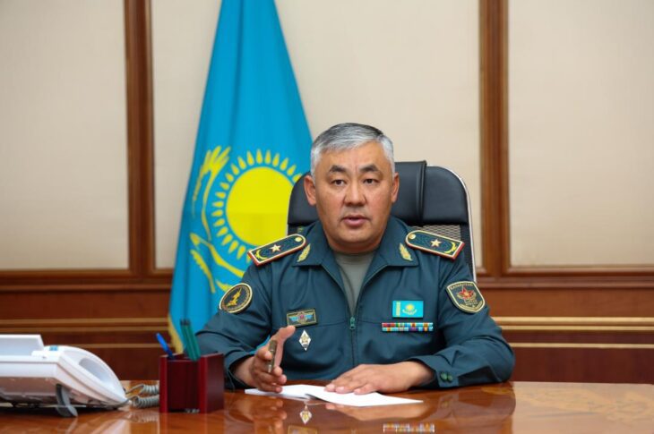 Министр обороны Республики Казахстан генерал-майор Айдос Мырзахметов провел первое рабочее совещание с руководящим составом Министерства обороны, на котором определил ключевые задачи по дальнейшему развитию и реформированию Вооруженных Сил. В центре внимания – реализация поручений Главы государства – Верховного Главнокомандующего Вооруженными Силами по комплексной перезагрузке армии с учетом современных угроз, опыта вооруженных конфликтов, стремительного развития военных технологий и обеспечение безопасности воинской службы. Основной акцент будет сделан на повышении реальной боевой готовности войск, совершенствовании системы управления, повышении качества боевой подготовки и развитии вооружения и военной техники. Важной составляющей преобразований определено укрепление морального и боевого духа военнослужащих. Командирам поставлены задачи по формированию здорового морально-психологического климата в воинских коллективах, повышению качества воспитательной работы, улучшению условий службы и быта личного состава. Особое внимание должно уделяться обеспечению безопасности воинской службы, предупреждению и жесткому пресечению неуставных взаимоотношений. Министр подчеркнул необходимость пересмотра подходов к подготовке военнослужащих. Обучение должно максимально соответствовать современным условиям ведения боевых действий, основываться на практическом опыте, анализе современных конфликтов и учитывать новые способы применения беспилотных систем, средств радиоэлектронной борьбы, разведки, связи и других технологий. Особое внимание уделено подготовке подразделений к выполнению задач по предназначению. Командирам поручено обеспечить высокий уровень выучки личного состава, слаженность подразделений и постоянную готовность к действиям в различных условиях. Отдельным направлением реформирования станет совершенствование системы управления войсками. Предусматривается дальнейшая цифровизация процессов, сокращение избыточных административных процедур, отчетности и совещаний, не имеющих практической ценности. Высвобождаемые ресурсы должны направляться непосредственно на повышение боеспособности войск. Продолжится работа по совершенствованию материально-технического обеспечения армии. При этом закупки и распределение ресурсов должны осуществляться исходя из реальных потребностей войск и приоритетов боевой подготовки. Министр поручил обеспечить рациональное и эффективное использование бюджетных средств, исключить неэффективные расходы и повысить прозрачность принимаемых решений. - Армия должна развиваться не ради отчетных показателей и показных мероприятий. Каждый процесс, каждое решение и каждый выделенный ресурс должны иметь практический результат и быть направлены на повышение боеспособности Вооруженных Сил. Каждый солдат должен чувствовать себя в безопасности, – отметил министр обороны. В ходе совещания также рассмотрен ход комплексной проверки деятельности Министерства обороны, проводимой по распоряжению Главы государства. Руководителям структурных подразделений поручено обеспечить комиссии необходимое содействие и предоставить всю требуемую информацию.