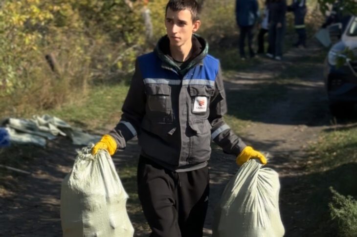 Энергетики Петропавловска очистили береговую линию озера Белого