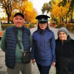 В Петропавловске 73-летней пенсионерке позвонил человек, представившийся сотрудником известного провайдера услуг связи., и сообщил, что истекает срок действия договора. Он предложил продлить договор не выходя из дома: назвать код из sms и чётко проговорить по телефону, что она согласна с условиями. На следующий день мошенники перешли ко второму этапу — стали звонить, уверяя, будто из-за этих действий кто-то оформил на имя женщины кредит на 5 миллионов тенге. Чтобы исправить ситуацию, якобы следовало снять с депозита все сбережения и положить на «безопасный государственный счёт». Аферисты сами вызвали для пенсионерки такси, чтобы она поехала в банк снимать сбережения. По счастью, находившийся за рулём индивидуальный предприниматель Виктор Тимофеев как раз накануне просматривал в соцсетях профилактические материалы по интернет-мошенничеству. Он сразу понял, что пассажирка, которую кто-то непрерывно инструктирует по телефону, попала в сети обмана. Сначала женщина не прислушалась к его словам. Преступники настойчиво уверяли, что если кто-то попытается остановить её, верить этому человеку нельзя, якобы «это всё одна мафия». В банке Виктор предупредил менеджера о возможном мошенничестве и позвонил на «102». Оперативно прибывшие полицейские разъяснили пенсионерке, что она едва не стала жертвой распространённой схемы мошенничества. В результате удалось сохранить пенсионерке более 2 миллионов тенге. Полицейские отмечают, что потеря накоплений могла быть только частью ущерба. Обычно преступники убеждают потерпевших оформить «зеркальные кредиты» в разных банках. Это приводит к ущербам до 20 миллионов тенге. За 9 месяцев в Северо-Казахстанской области зарегистрировано 404 интернет-мошенничества против 589 за тот же период прошлого года. Снижение — результат комплексной профилактики. Стражи порядка призывают людей проявлять бдительность и неравнодушие, рассказывать пожилым родственникам и знакомым о схемах обмана. Только совместными усилиями полиции и общества можно поставить надёжный заслон киберпреступности.
