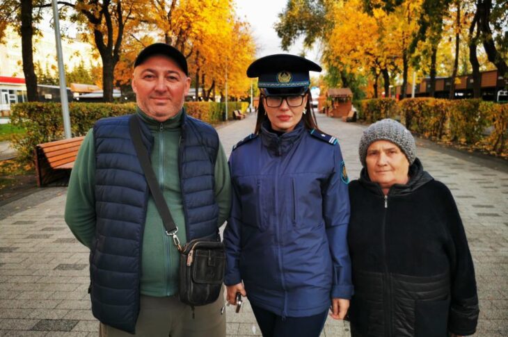 В Петропавловске 73-летней пенсионерке позвонил человек, представившийся сотрудником известного провайдера услуг связи., и сообщил, что истекает срок действия договора. Он предложил продлить договор не выходя из дома: назвать код из sms и чётко проговорить по телефону, что она согласна с условиями. На следующий день мошенники перешли ко второму этапу — стали звонить, уверяя, будто из-за этих действий кто-то оформил на имя женщины кредит на 5 миллионов тенге. Чтобы исправить ситуацию, якобы следовало снять с депозита все сбережения и положить на «безопасный государственный счёт». Аферисты сами вызвали для пенсионерки такси, чтобы она поехала в банк снимать сбережения. По счастью, находившийся за рулём индивидуальный предприниматель Виктор Тимофеев как раз накануне просматривал в соцсетях профилактические материалы по интернет-мошенничеству. Он сразу понял, что пассажирка, которую кто-то непрерывно инструктирует по телефону, попала в сети обмана. Сначала женщина не прислушалась к его словам. Преступники настойчиво уверяли, что если кто-то попытается остановить её, верить этому человеку нельзя, якобы «это всё одна мафия». В банке Виктор предупредил менеджера о возможном мошенничестве и позвонил на «102». Оперативно прибывшие полицейские разъяснили пенсионерке, что она едва не стала жертвой распространённой схемы мошенничества. В результате удалось сохранить пенсионерке более 2 миллионов тенге. Полицейские отмечают, что потеря накоплений могла быть только частью ущерба. Обычно преступники убеждают потерпевших оформить «зеркальные кредиты» в разных банках. Это приводит к ущербам до 20 миллионов тенге. За 9 месяцев в Северо-Казахстанской области зарегистрировано 404 интернет-мошенничества против 589 за тот же период прошлого года. Снижение — результат комплексной профилактики. Стражи порядка призывают людей проявлять бдительность и неравнодушие, рассказывать пожилым родственникам и знакомым о схемах обмана. Только совместными усилиями полиции и общества можно поставить надёжный заслон киберпреступности.