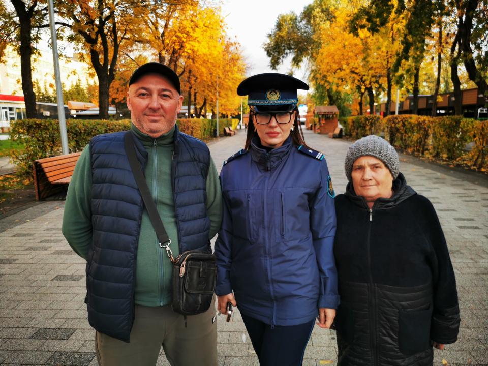 В Петропавловске 73-летней пенсионерке позвонил человек, представившийся сотрудником известного провайдера услуг связи., и сообщил, что истекает срок действия договора. Он предложил продлить договор не выходя из дома: назвать код из sms и чётко проговорить по телефону, что она согласна с условиями. На следующий день мошенники перешли ко второму этапу — стали звонить, уверяя, будто из-за этих действий кто-то оформил на имя женщины кредит на 5 миллионов тенге. Чтобы исправить ситуацию, якобы следовало снять с депозита все сбережения и положить на «безопасный государственный счёт». Аферисты сами вызвали для пенсионерки такси, чтобы она поехала в банк снимать сбережения. По счастью, находившийся за рулём индивидуальный предприниматель Виктор Тимофеев как раз накануне просматривал в соцсетях профилактические материалы по интернет-мошенничеству. Он сразу понял, что пассажирка, которую кто-то непрерывно инструктирует по телефону, попала в сети обмана. Сначала женщина не прислушалась к его словам. Преступники настойчиво уверяли, что если кто-то попытается остановить её, верить этому человеку нельзя, якобы «это всё одна мафия». В банке Виктор предупредил менеджера о возможном мошенничестве и позвонил на «102». Оперативно прибывшие полицейские разъяснили пенсионерке, что она едва не стала жертвой распространённой схемы мошенничества. В результате удалось сохранить пенсионерке более 2 миллионов тенге. Полицейские отмечают, что потеря накоплений могла быть только частью ущерба. Обычно преступники убеждают потерпевших оформить «зеркальные кредиты» в разных банках. Это приводит к ущербам до 20 миллионов тенге. За 9 месяцев в Северо-Казахстанской области зарегистрировано 404 интернет-мошенничества против 589 за тот же период прошлого года. Снижение — результат комплексной профилактики. Стражи порядка призывают людей проявлять бдительность и неравнодушие, рассказывать пожилым родственникам и знакомым о схемах обмана. Только совместными усилиями полиции и общества можно поставить надёжный заслон киберпреступности.